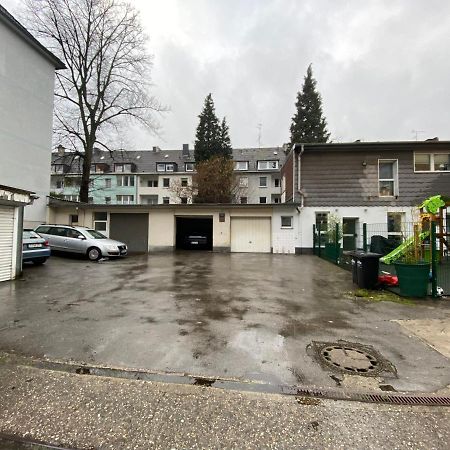 Riesen Bett, Strassenbahn Vor Der Tuer, Beste Lage, Nah Zur Messe, Keine Rechnungen Essen Luaran gambar