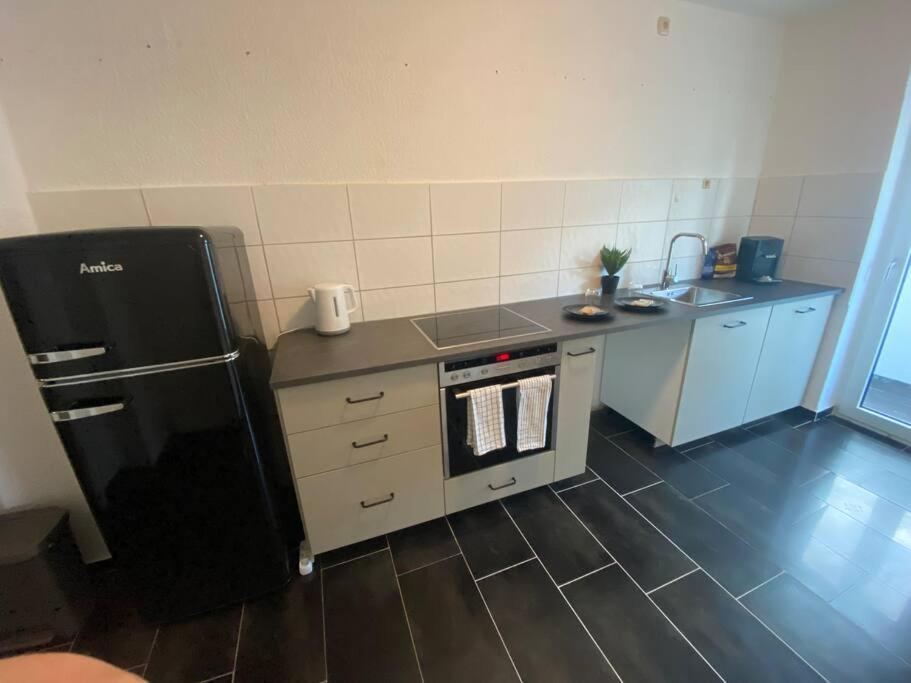 Riesen Bett, Strassenbahn Vor Der Tuer, Beste Lage, Nah Zur Messe, Keine Rechnungen Essen Luaran gambar