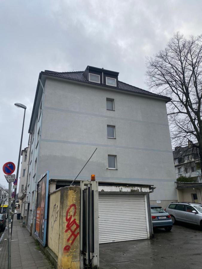 Riesen Bett, Strassenbahn Vor Der Tuer, Beste Lage, Nah Zur Messe, Keine Rechnungen Essen Luaran gambar